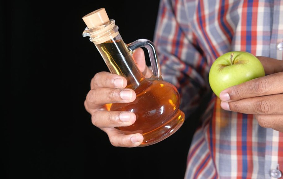 ۸ اشتباه رایج در مصرف سرکه‌ی سیب که باید از آن‌ها دوری کنید
