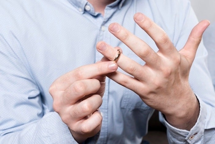 چگونه انگشتر را از انگشت متورم بیرون بیاوریم ؟ | دلایل ورم انگشت چیست؟