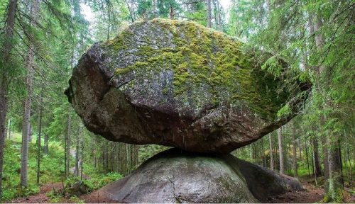 نبرد 12 هزارساله این صخرۀ عجیب با جاذبه زمین 
