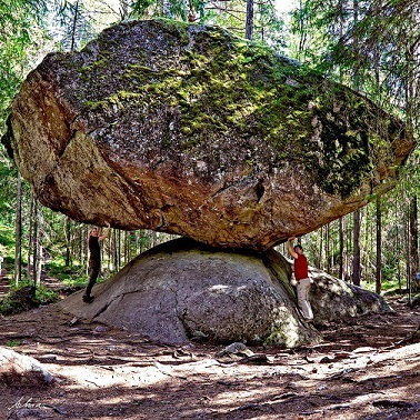 نبرد 12 هزارساله این صخرۀ عجیب با جاذبه زمین 2