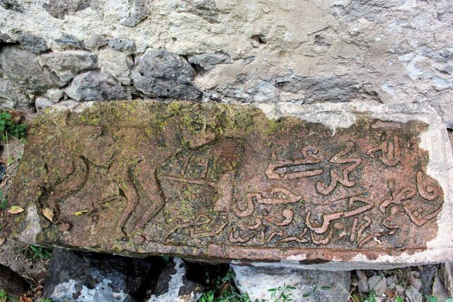 کشف کتیبه فارسی با نقش «شیرِ شمشیر به‌دست» در یکی از روستاهای ارمنستان