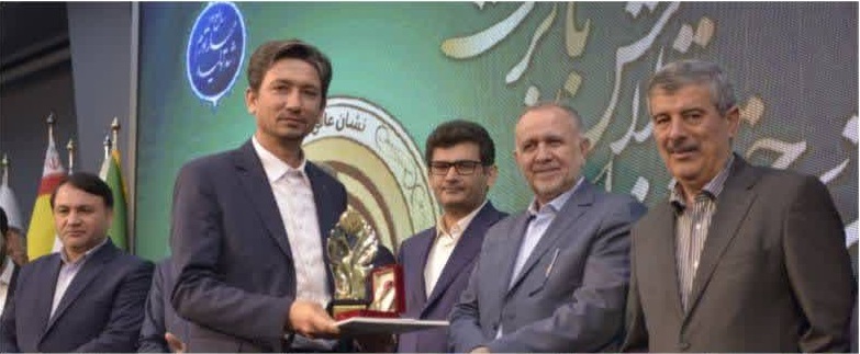 اعطای نشان عالی برکت به مدیرعامل بانک قرض‌الحسنه مهر ایران
