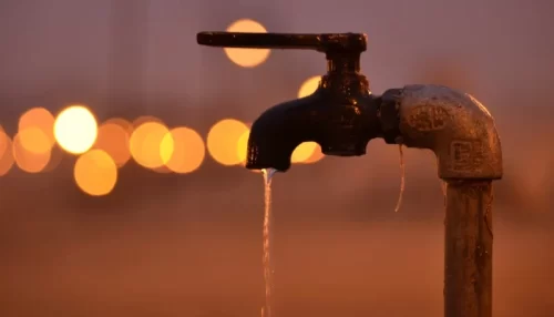 قطع گسترده آب در مناطقی از شهر شیراز : آب برای شیرازی ها جیره بندی می شود؟