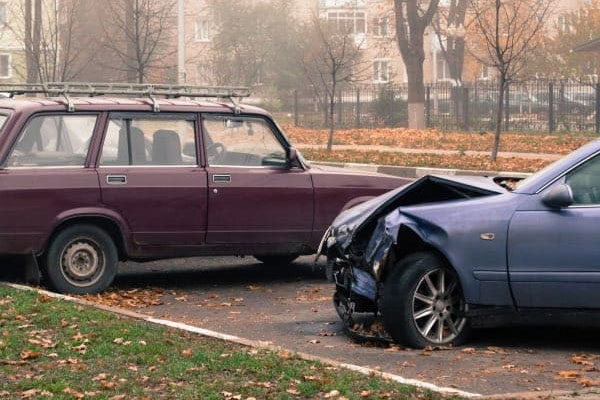 قانون تصادف با خودروی پارک شده یا جسم ثابت و نحوه پرداخت خسارت توسط شرکت بیمه