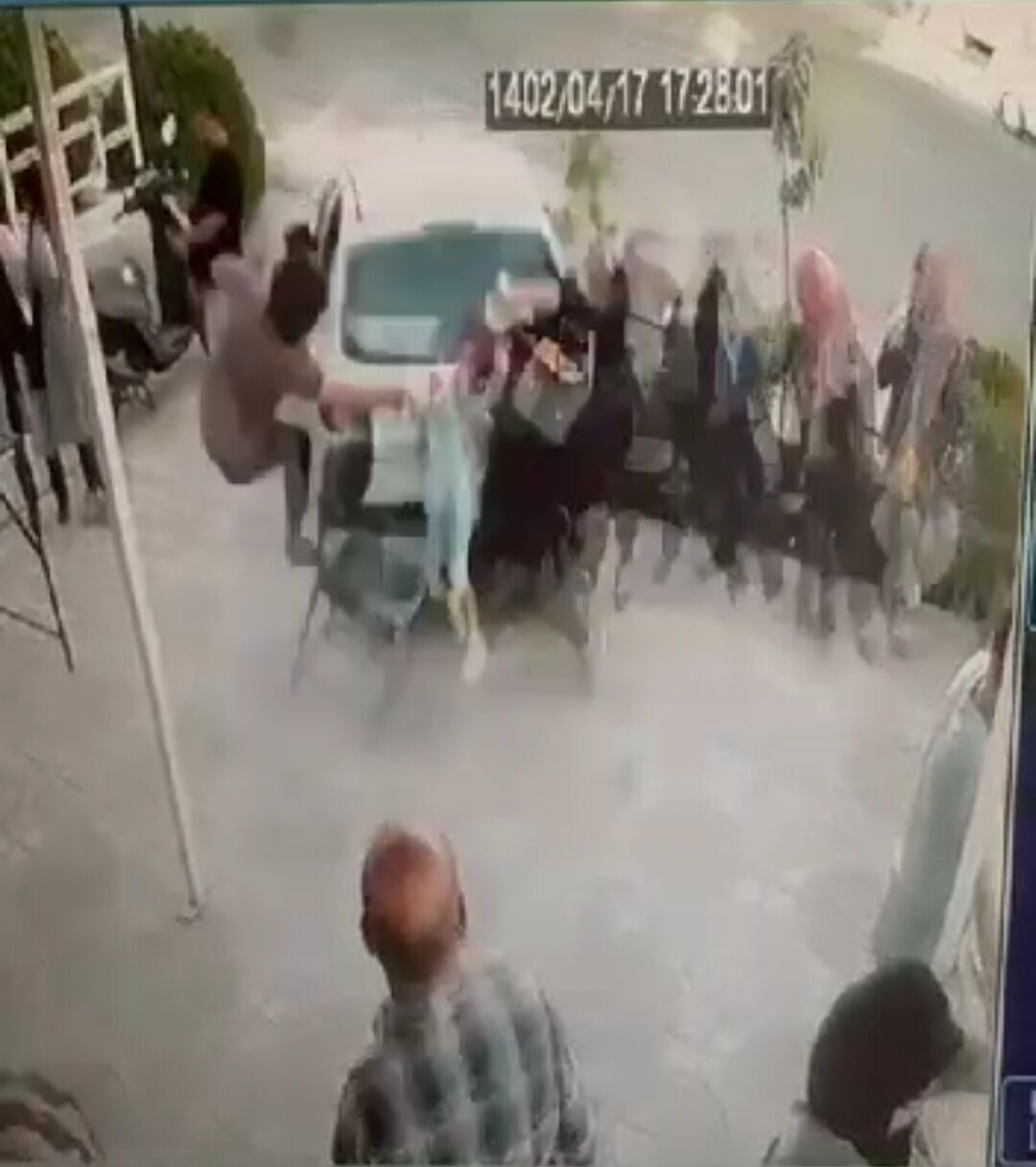 فیلم لحظه تصادف عجیب یک خودرو با عابران پیاده در شهر صدرا