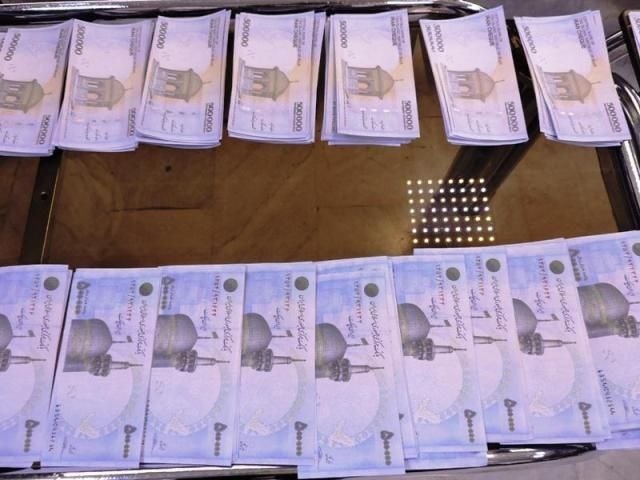 دستگیری زنی با چک پول های تقلبی در یکی از بانک های”مرودشت”