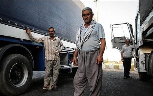 رانندگان کامیون می گویند بسیاری از شرکت های حمل و نقل و بنگاه های باربری در ایران به دلالانی تبدیل شده اند که گاه تا 50 درصد مبلغی را که تحت عنوان کرایه بار و به نام راننده کامیون از صاحبان بار دریافت می کنند، به جیب می زنند.
