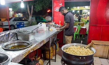 فلافل و سمبوسه خور شدن مردم در روزگاه سیاه رستوران‌ها و فست فودی های شیراز