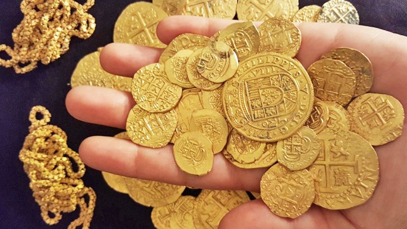 کشف گنجینه ای از سکه‌های تاریخی با دستگاه فلزیاب