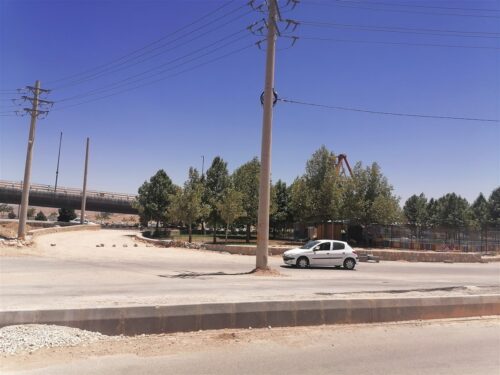 شرکت برق شیراز ! این تیر برق وسط خیابان و خطرناک است برش دارید+عکس