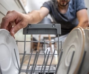 ۱۶ تا از ظروفی که هرگز نباید در ماشین ظرفشویی قرار دهید