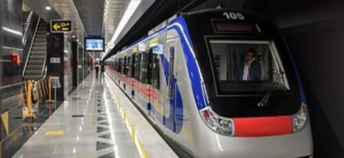 عکس ۲ مسافر عاشقِ و خوش تیپ متروی تهران که پُربازدید شد
