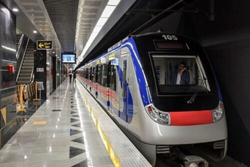 عکس 2 مسافر عاشقِ و خوش تیپ متروی تهران که پُربازدید شد