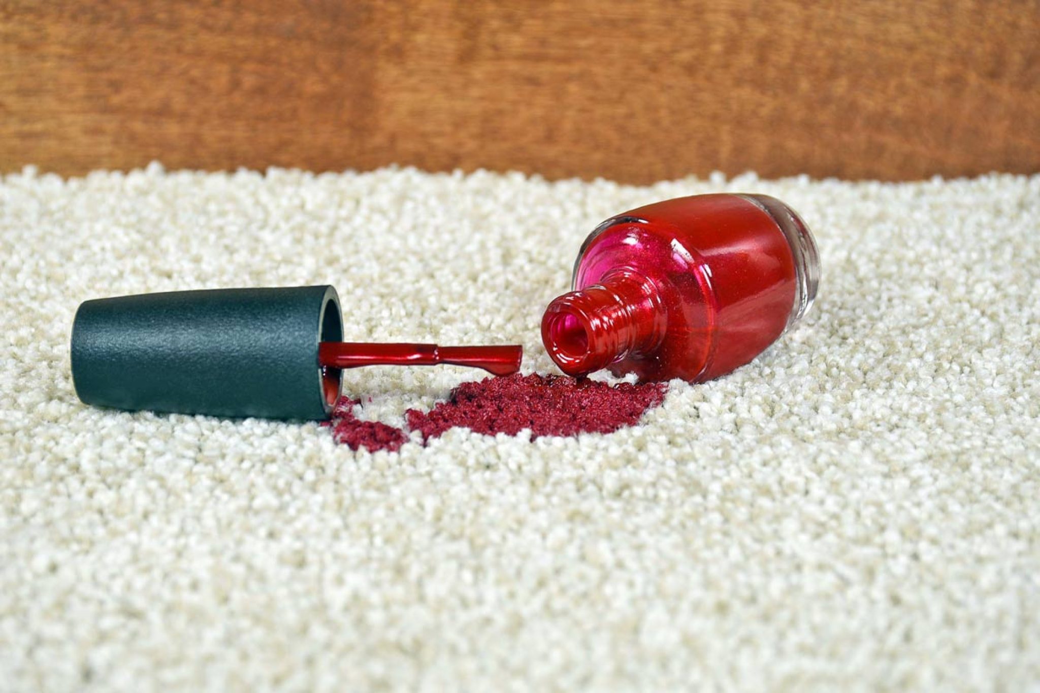 راه حل پاک کردن فوری لکه لاک از روی فرش
