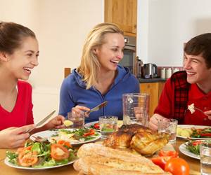 اصول و آداب مهم مهمانی و مهمانداری که خانم خانه باید بلد باشد