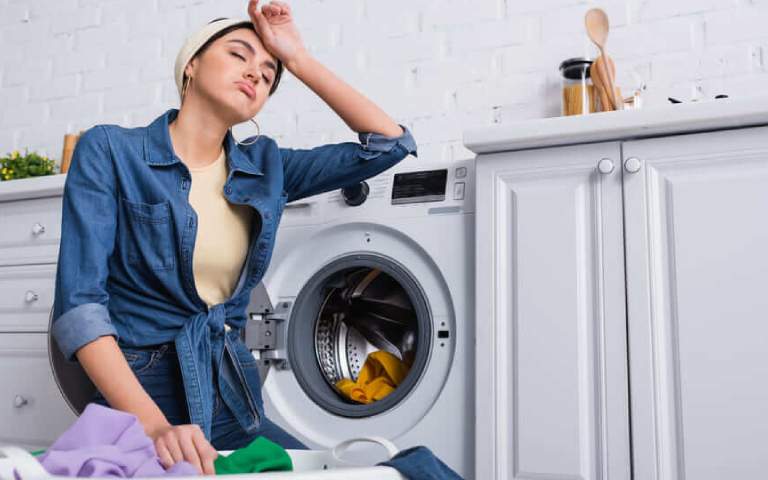 ۹ علت اصلی جمع شدن آب در ماشین لباسشویی