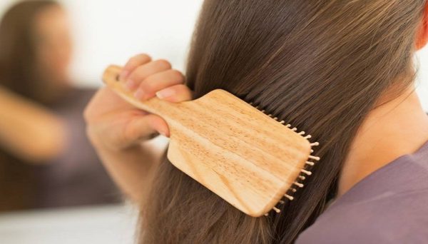 ۱۲ اشتباه رایجی که خانم ها هنگام رسیدگی به موهای خود انجام می دهند