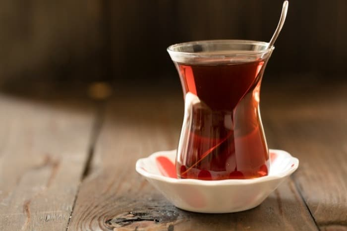 گرم کردن چای سرد و خوردن آن ضرری دارد و باعث خطر می‌شود؟