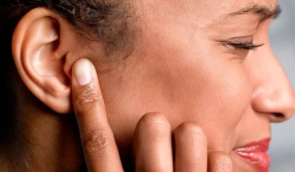 علت بوی بد پشت گوش چیست و چگونه می توان آن را درمان کرد؟