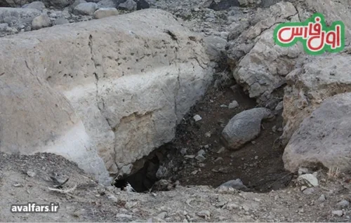 660699قاچاقچیان بیمار زیر سنگ نبشته ساسانی را خالی کرده اند ولی به دلیل سنگینی خود سنگ،نتوانسته اند آن را برُبایند 1