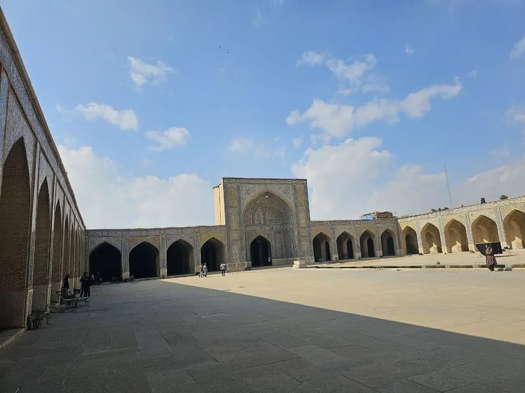 تصاویری از تجمع فاضلاب شهری در آب انبار کریمخانی مسجد وکیل شیراز