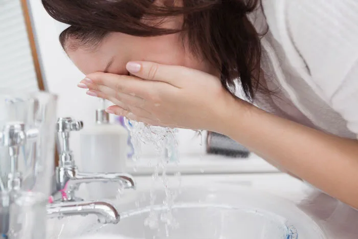 ۱۳ اشتباه آسیب رسان در شستن صورت که هرگز نباید انجام دهید