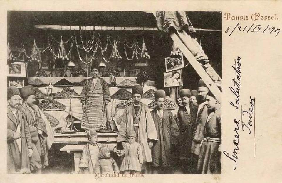 عکس مرد میوه فروش در تبریز  ۱۲۰ سال پیش
