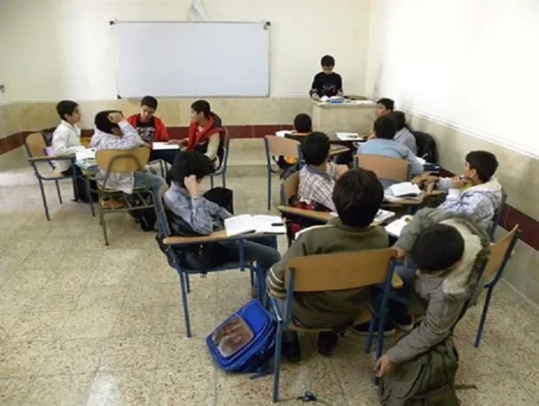 مدرسه هایی در استان فارس که هنوز معلم ندارند/دانش آموزان حاضر، معلم غائب!