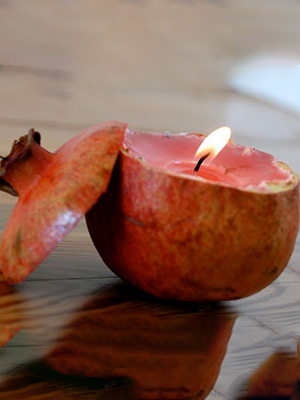 تزئیین انار برای شب یلدا با شمع