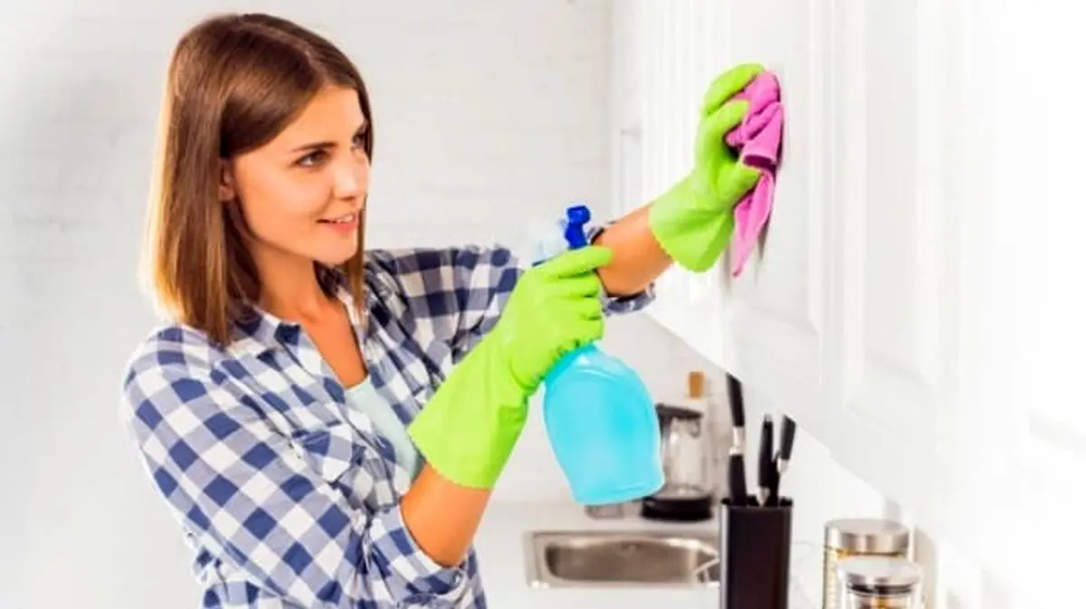 ۱۰ راهکار برای پاک کردن راحت لکه های روغنی و چربی از دیوار آشپزخانه