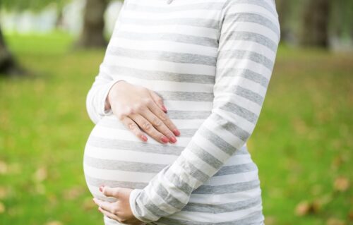 عوارض پوشیدن لباس تنگ در دوران بارداری