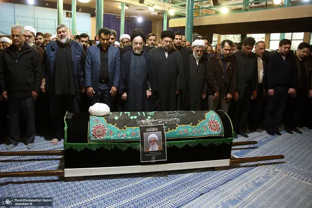 عکس  نوه امام خمینی در مراسم تشییع پیکر آیت‌الله محمدرضا رحمت