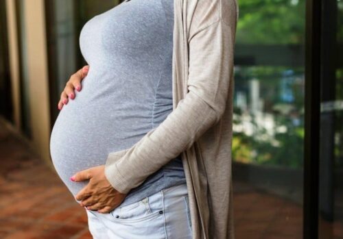عوارض پوشیدن لباس تنگ در دوران بارداری