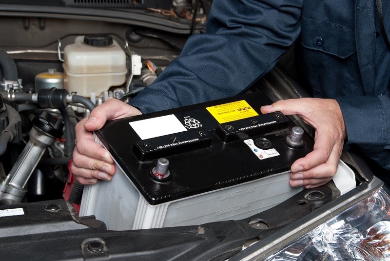 چگونه بفهمیم باتری ماشین شارژ دارد؟ بهترین زمان برای تعویض باتری خودرو