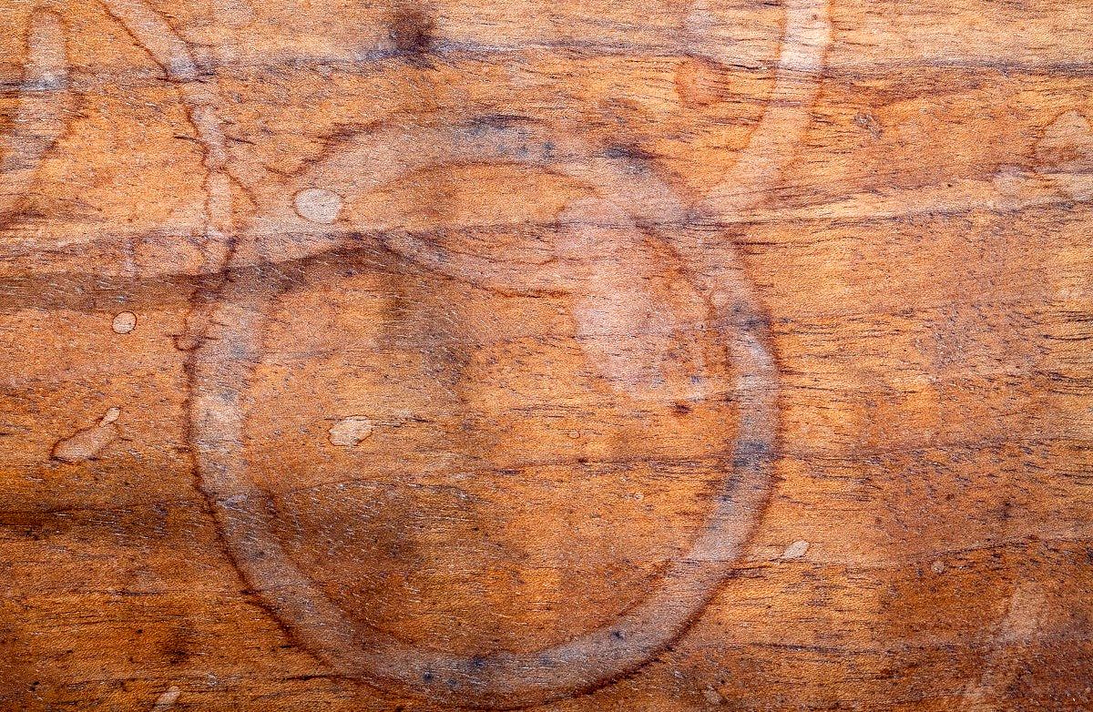 چگونه لکه‌های آب را از روی سطوح چوبی پاک کنیم؟