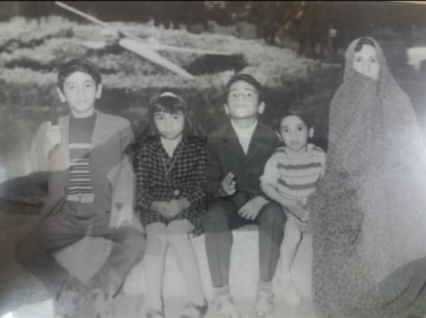 حکایت این عکس یادگاری خانوادگی در فلکه ساعت شیراز ۵۴ سال پیش