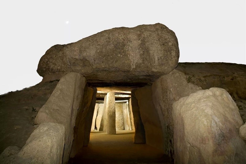 تصاویر غار مِنگا دولمن شاهکار مهندسی و معماری ۵۷۰۰ ساله