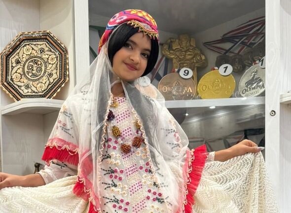 عکس دختر هادی چوپان با لباس لری که واقعا زیباست/ تصاویر خانواده گرگ ایرانی در دبی