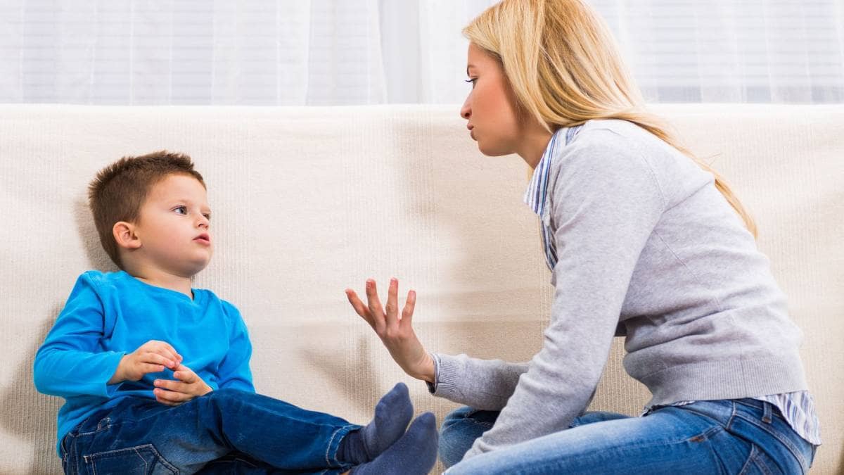 ۶ رفتار نادرست و خطرناک در کودکان که والدین باید از آن جلوگیری کنند