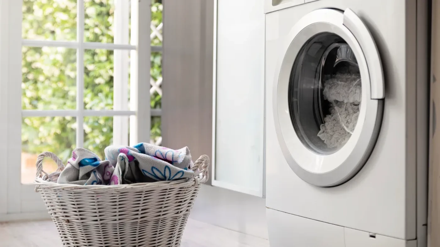 ۷ دلیلی که باعث چروک شدن لباسها در ماشین لباسشویی می شود