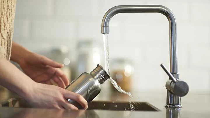۵ شیوه صحیح تمیز و ضدعفونی کردن بطری آب و قمقمه
