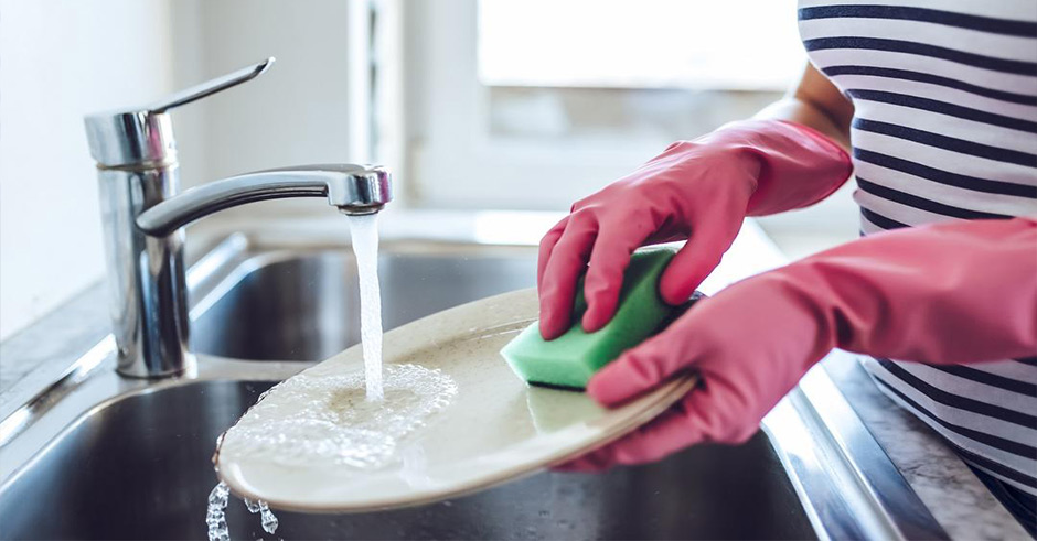 ۸ اشتباه رایجی که به هنگام ظرف شستن مرتکب می شوید