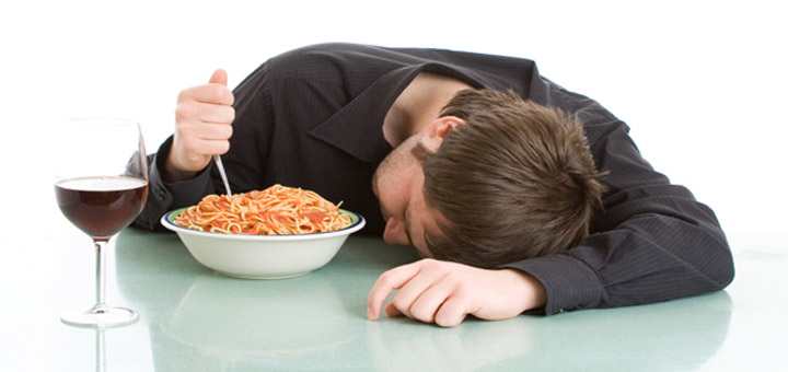 ۶ خطر بسیار جدی که خوابیدن بلافاصله بعد از غذا خوردن به همراه دارد