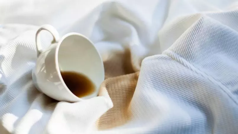 به راحتی لکه قهوه را با ۸ ترفند موثر و عملی از روی لباس پاک کنید