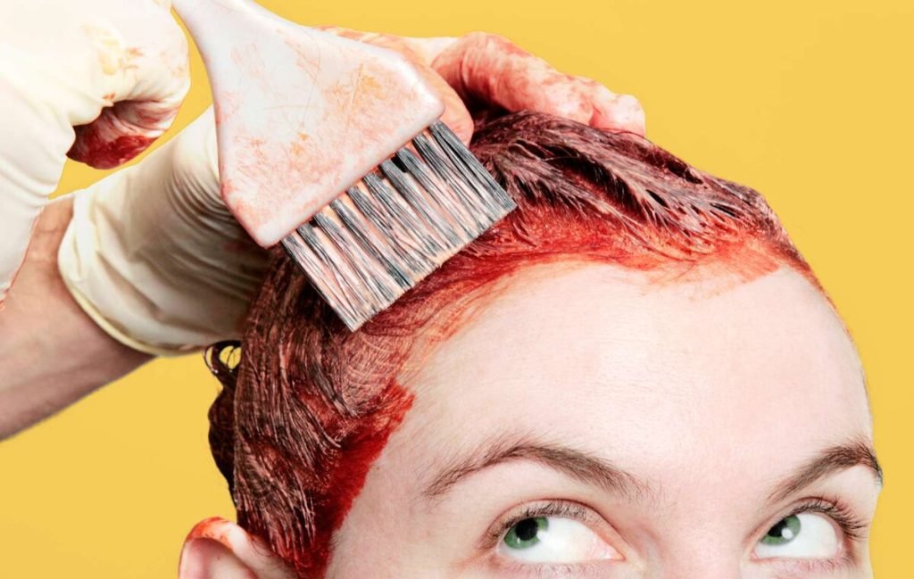 چرا موی رنگ شده قرمز یا نارنجی می‌شود؟ راه‌های از بین بردن قرمزی مو