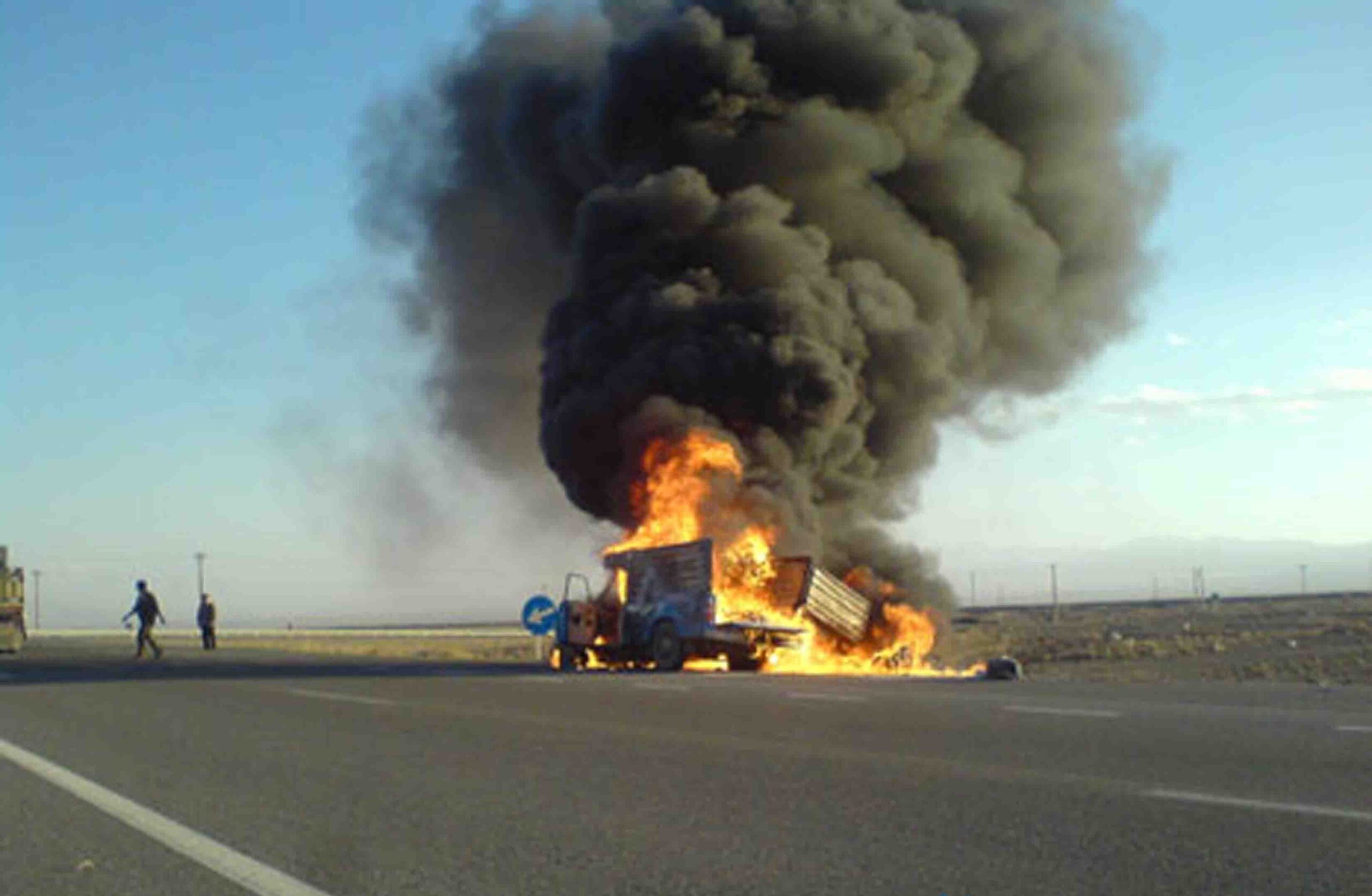 انفجار نیسان آبی در حادثه رانندگی جاده داراب-بندرعباس / راننده اش جان باخت