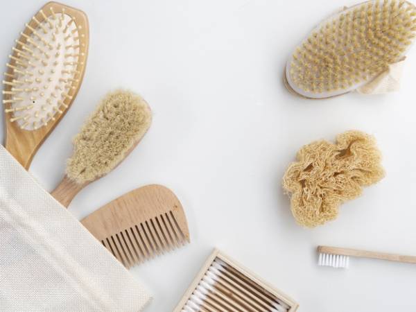 ۴ راهکار حرفه‌ای تمیزکردن برس مو