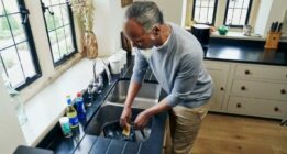 ۷ اشتباه رایجی که موقع نظافت و تمیزکاری آشپزخانه نباید انجام دهید