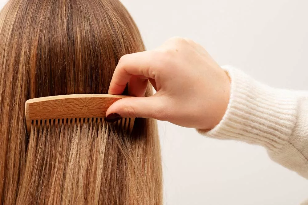 ۱۴ راه آسان و موثری که به پرپشت کردن موهای شما کمک شایانی می کنند
