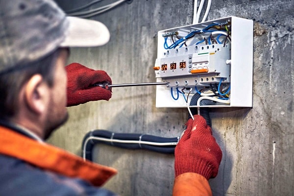 ۴ اتصال برقی رایج در خانه که به راحتی خودتان می توانید آن ها را تعمیر کنید